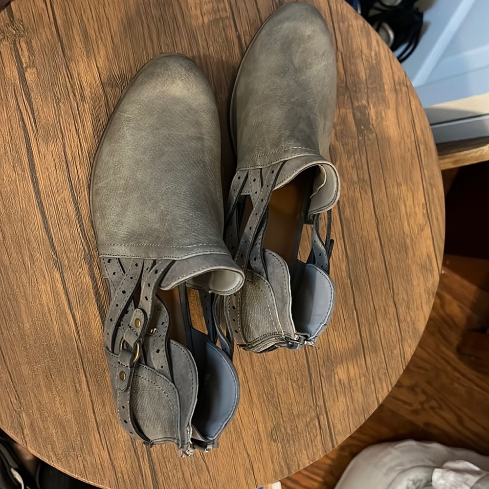 Maurices ankle boots sz9